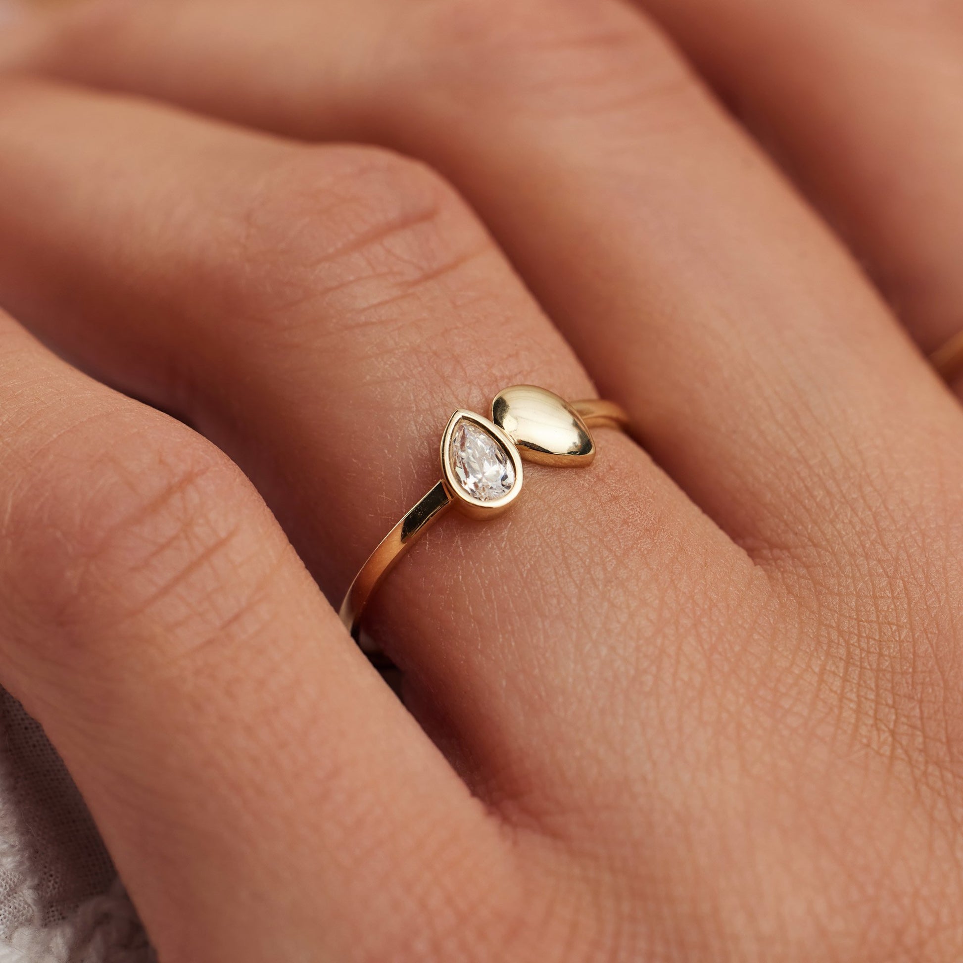 Monte Napoleone Natalia 9 karat gold ring with zirconia stones - Beloro jewels