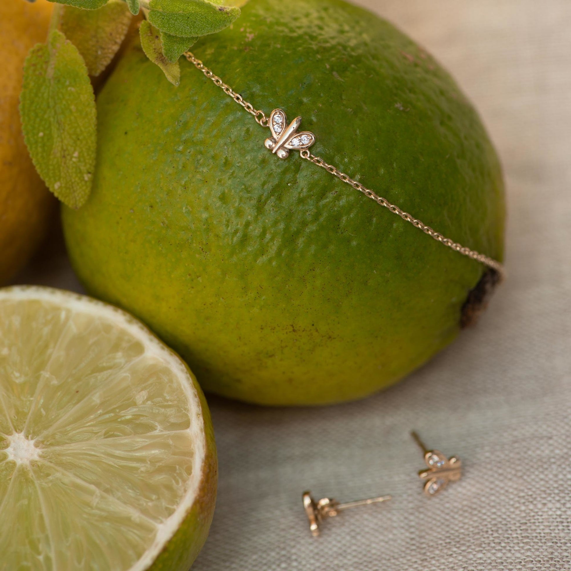 Della Spiga Farfalla 9 karat gold ear studs with zirconia stones - Beloro jewels