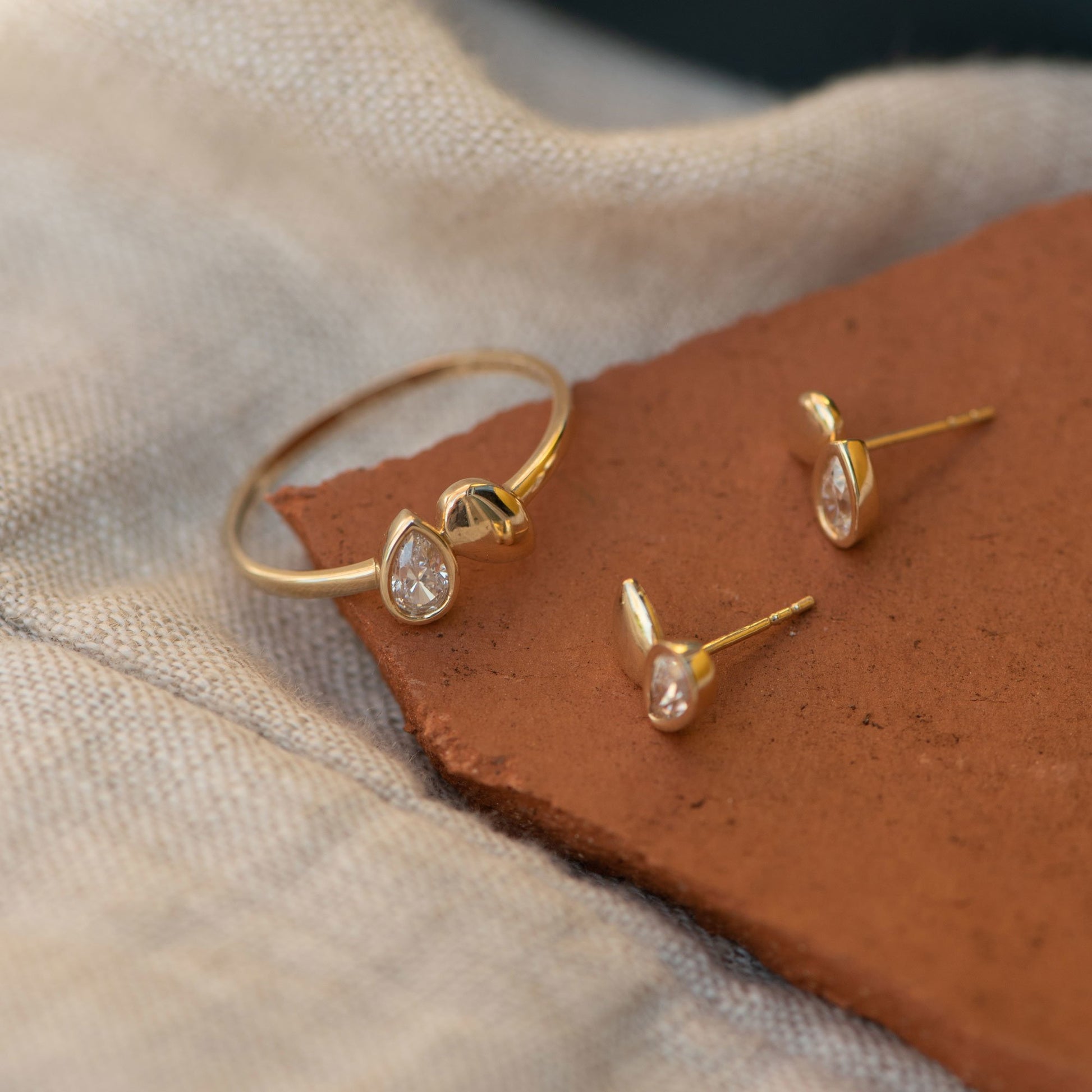 Monte Napoleone Natalia 9 karat gold ear studs with zirconia stpmes - Beloro jewels