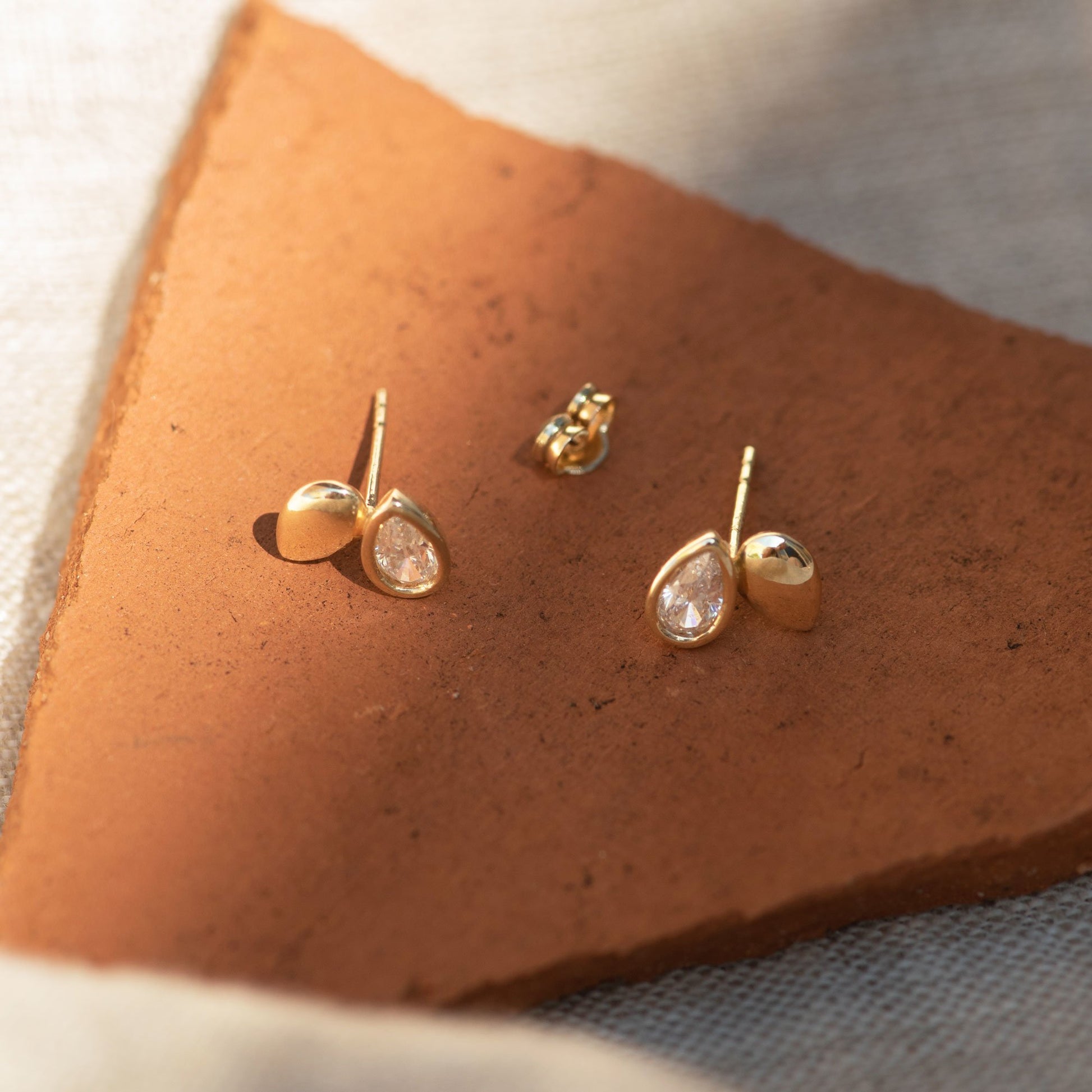 Monte Napoleone Natalia 9 karat gold ear studs with zirconia stpmes - Beloro jewels