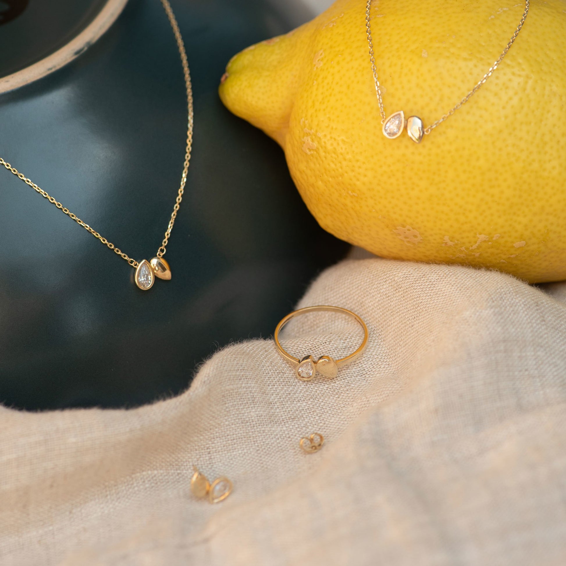 Regalo d'Amore 9 karat gold necklace and bracelet gift set with zirconia stones - Beloro jewels